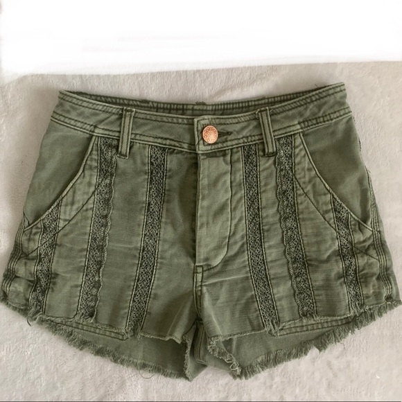 Free People Buttons fly Denim Shorts crochet Bohemian green SIZE 0 NWOT - Picture 6 of 12